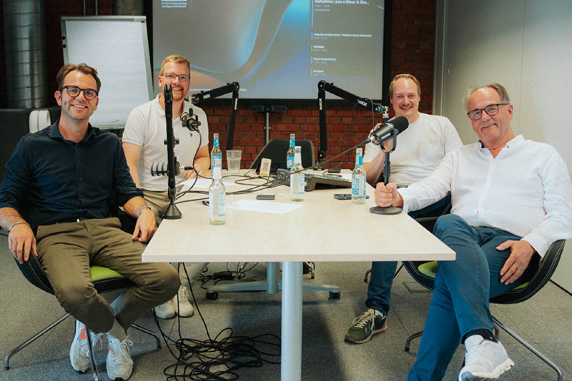 Foto von Klaus, Shannon, Marcel und Julius bei der Podcast Aufnahme